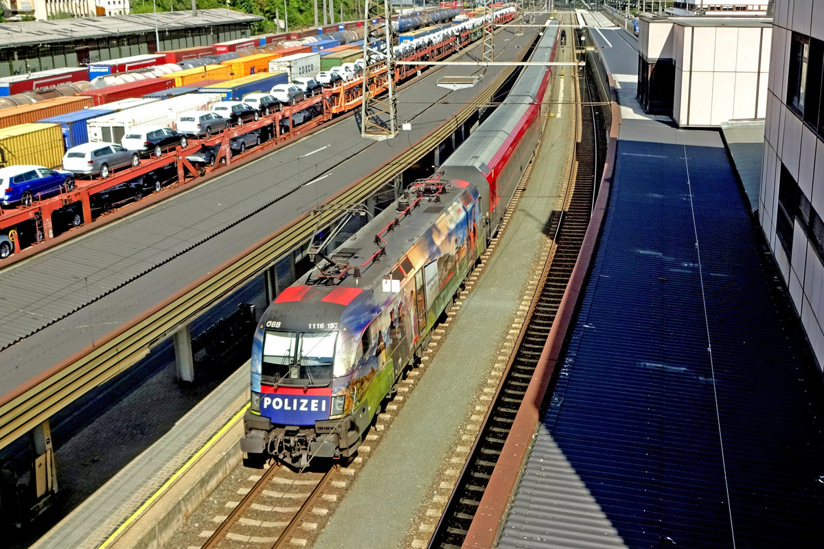 On 19 September 2017 ÖBB 1116 157 pushes a Railjet through Kufstein.