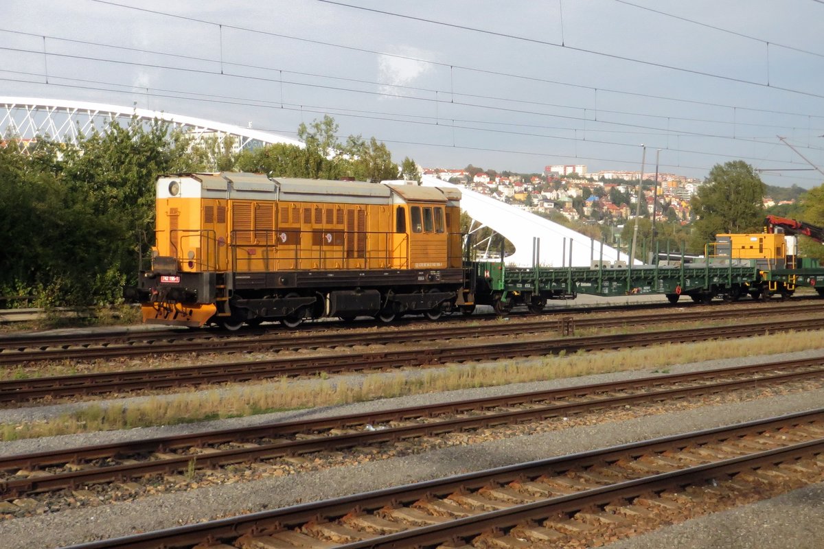 On 19 September 2020 LTB 742 195 stands at Praha-Holesovice.
