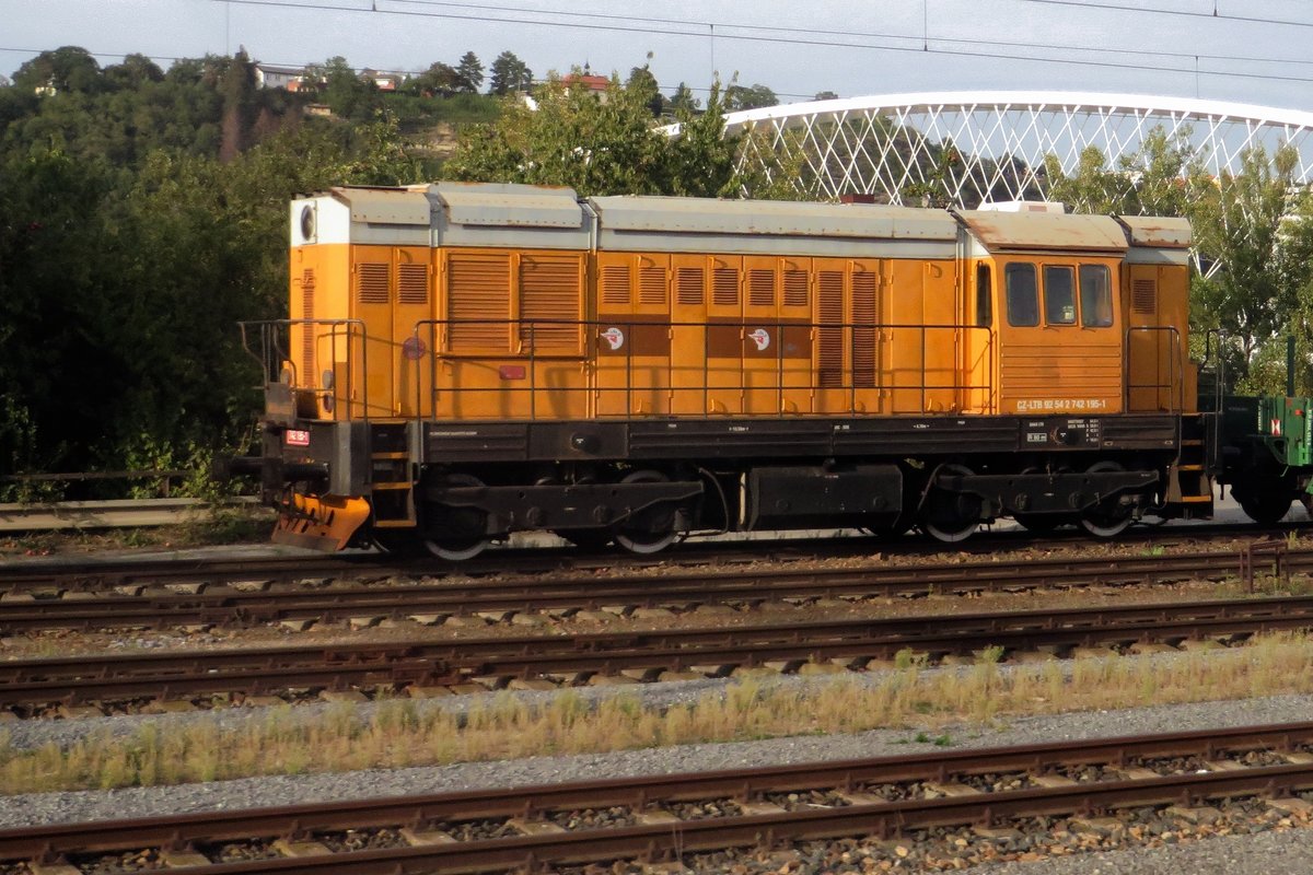 On 19 September 2020 LTB 742 195 stands at Praha-Holesovice.