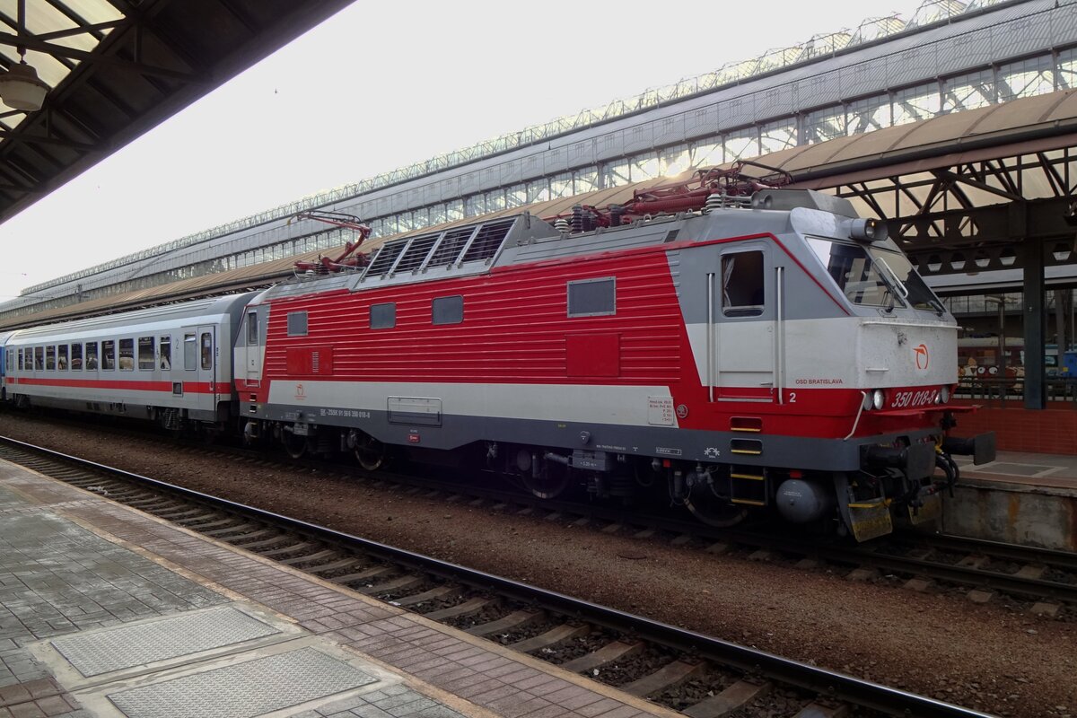 On 19 September 2020 ZSSK 350 018 stands in Praha hl.n.