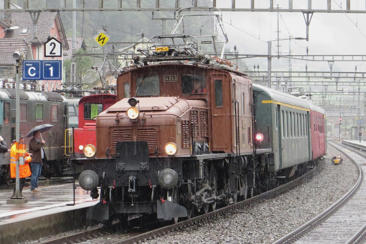 On 19 September 2021, SBB Historic 14253 enters Erstfeld with an extra train from Göschenen during the first edition of the Gotthard Bahntage.