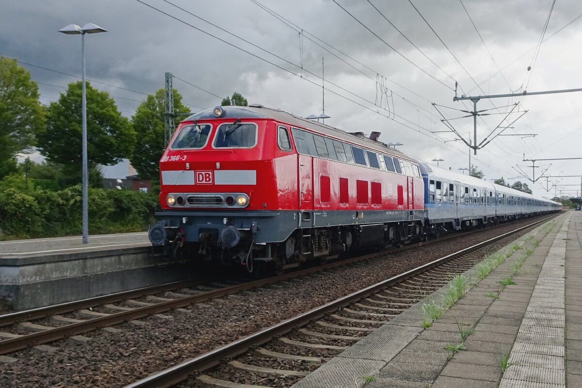 On 19 September 2022 DB Rabbit 218 366 calls at Itzehoe with an extra train carrying a boys scout's group.
