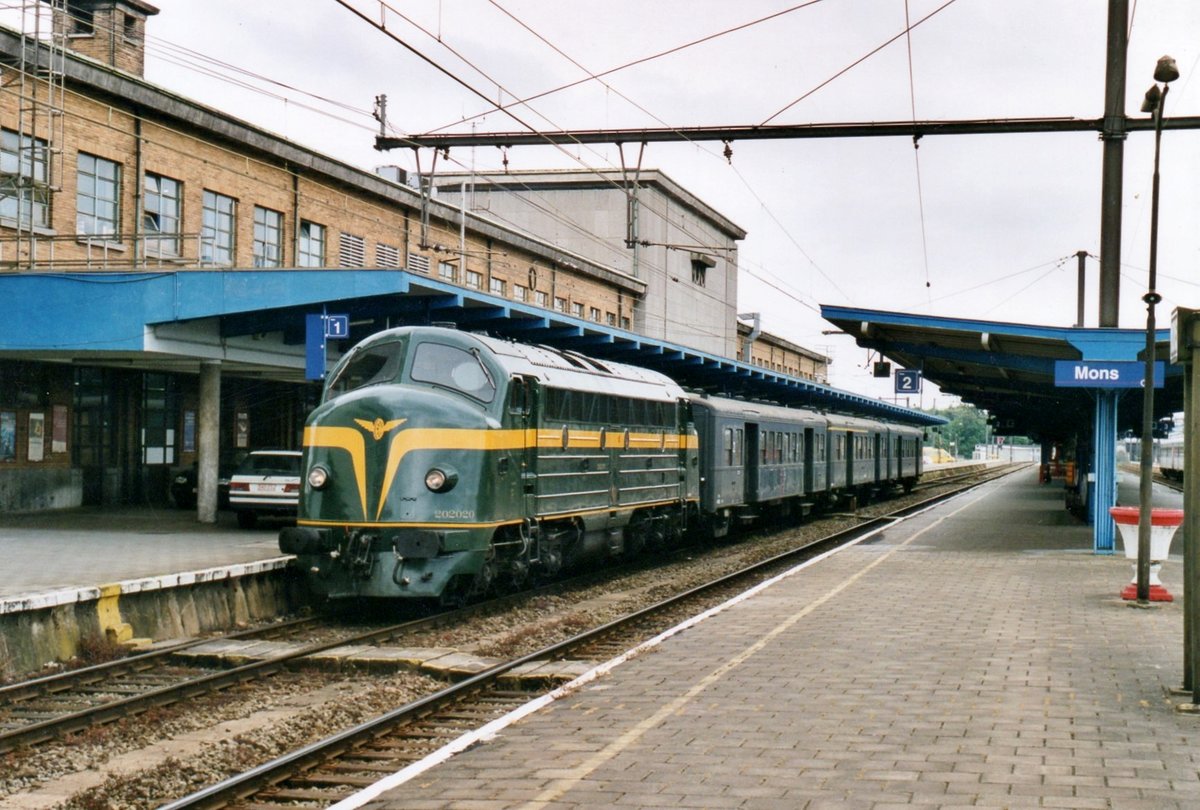 On 2 August 1998 Nohab 202020 stands with an extra train at Mons.