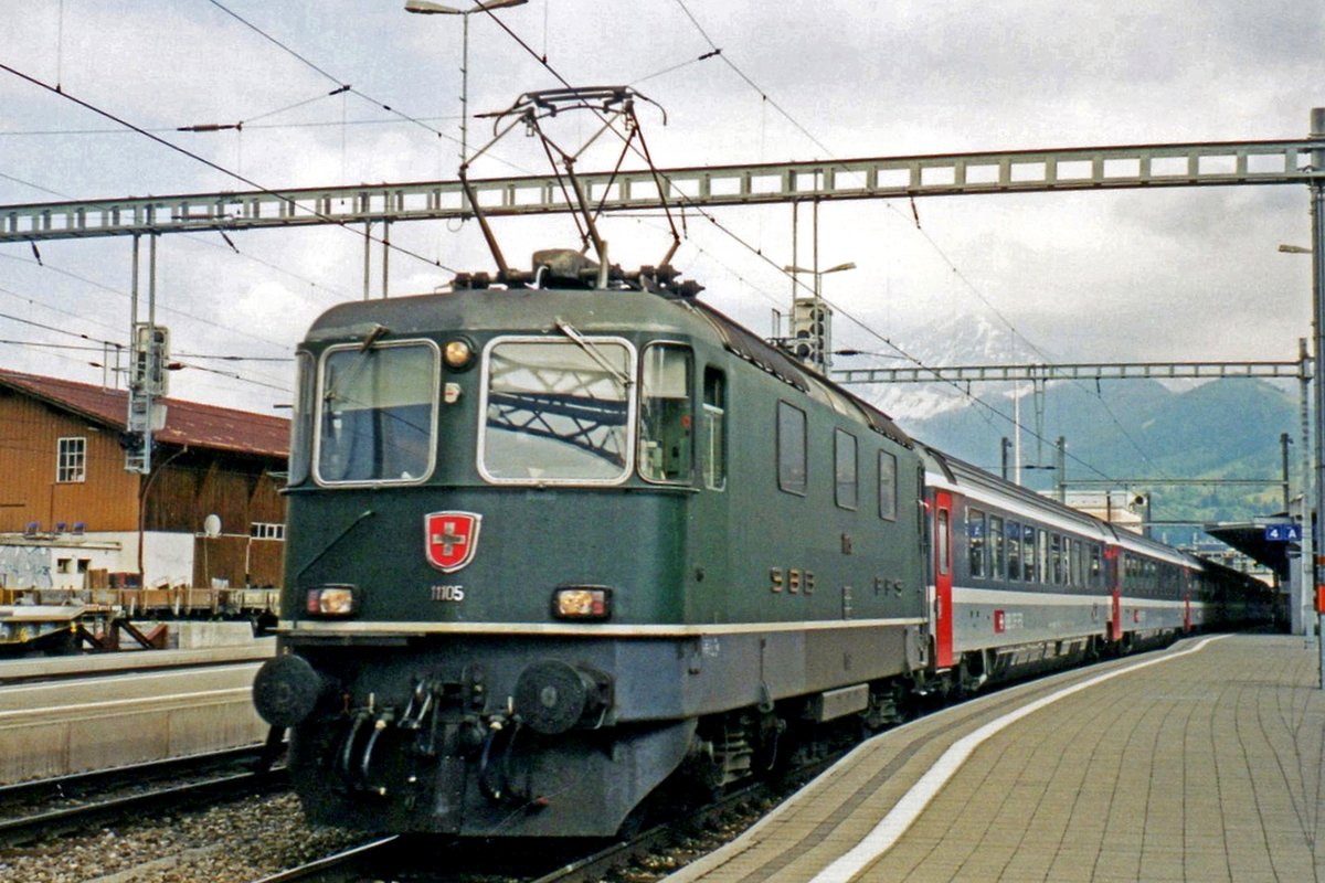 On 2 August 2000 SBB 11105 calls at Spiez with EC 101 MATTERHORN.