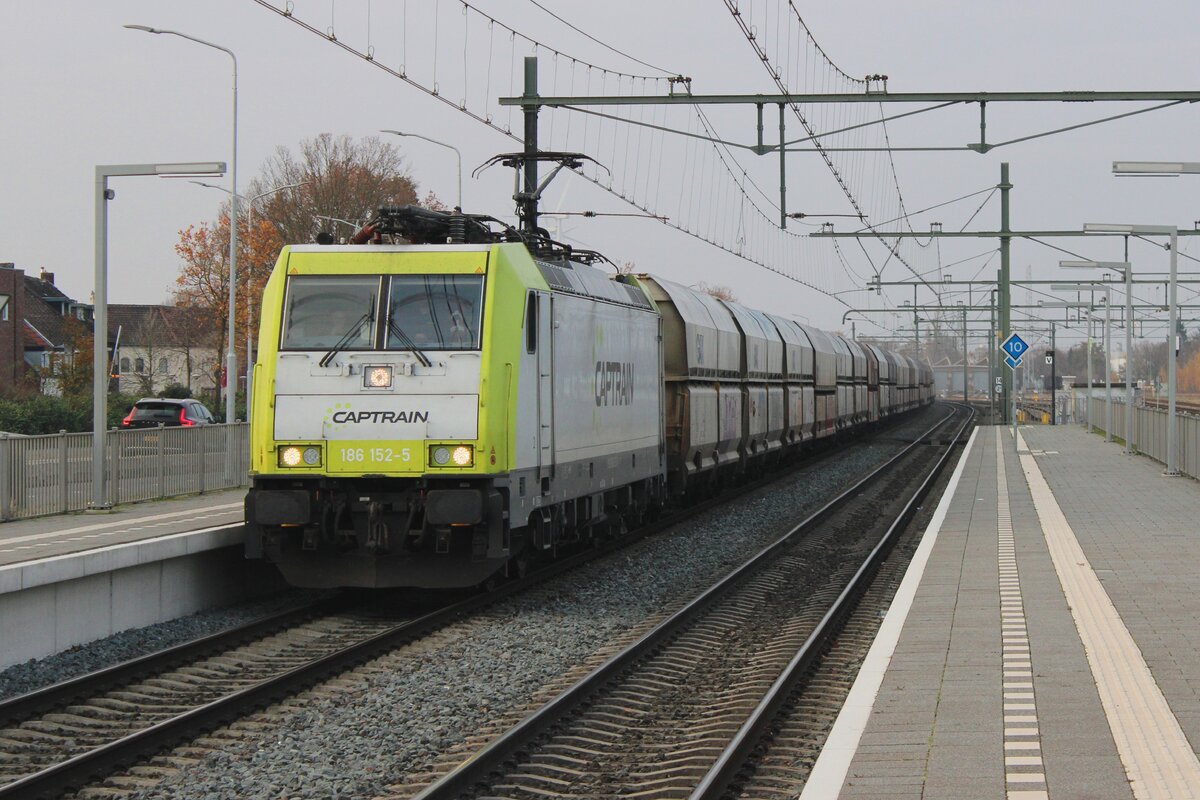 On 2 December 2023 CapTrain 186 152 hauls a coal train through Blerick.
