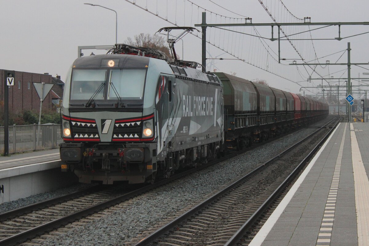 On 2 December 2023 RFO's second Sharky 193 949 hauls a coal train through Blerick.