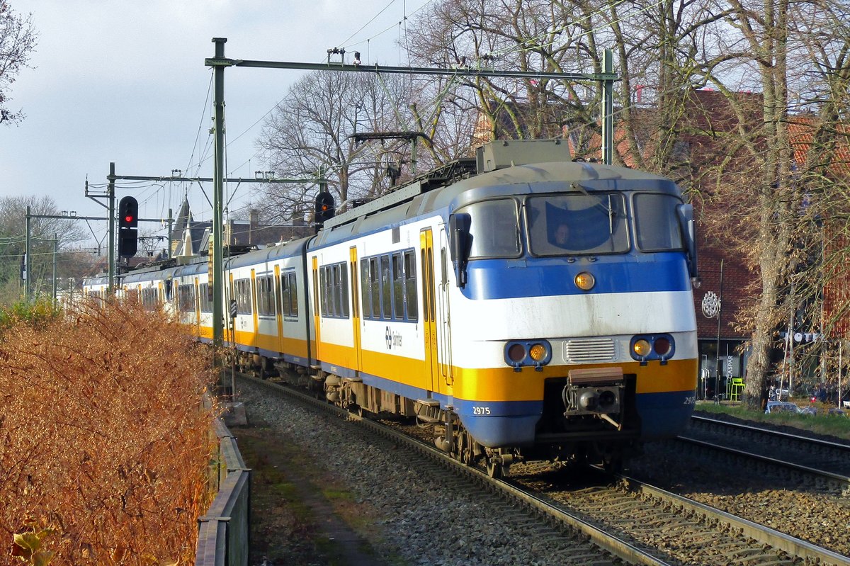 On 2 January 2017 NS 2975 calls at Arnhem-Velperpoort.