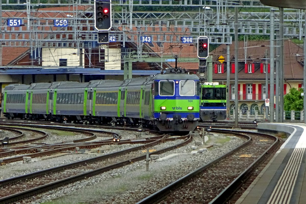 On 2 January 2019 BLS 504 shunts EW-III stock at Spiez.