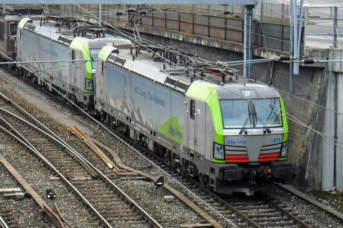 On 2 January 2019 BLS 475 411 gets seen from a bird's eye view at Spiez.