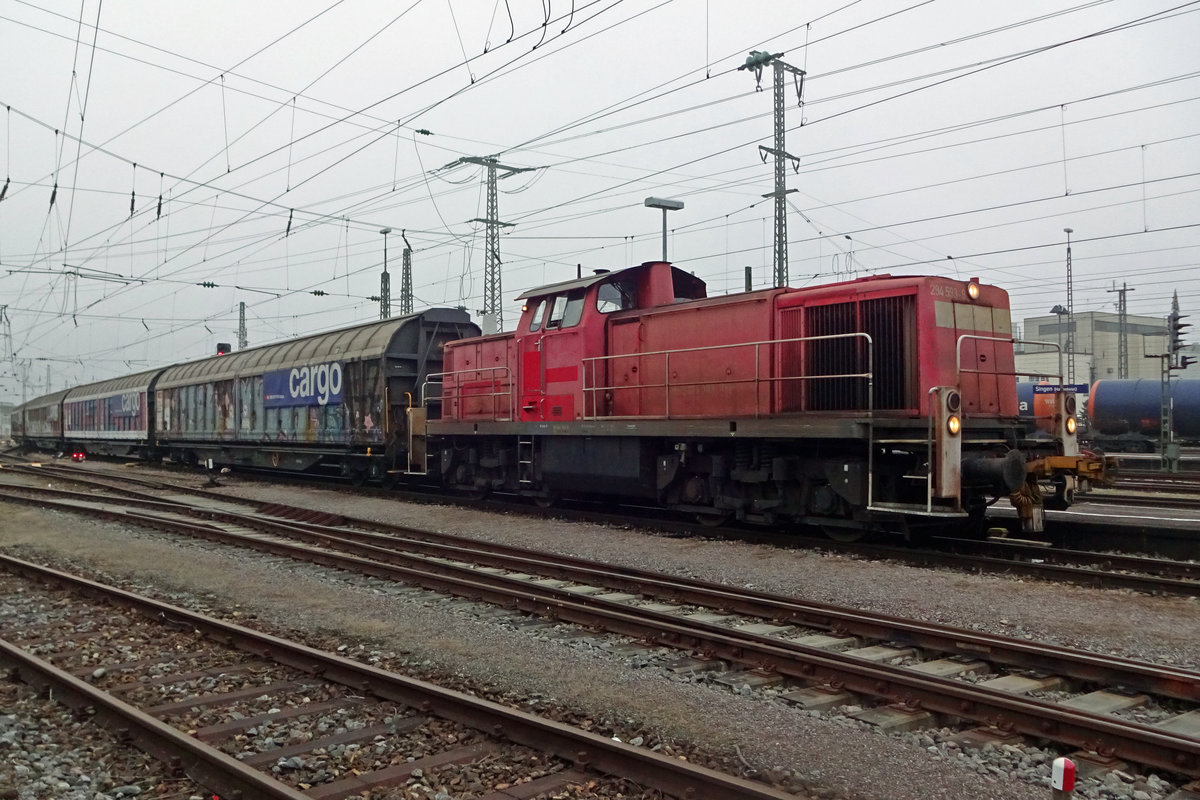 On 2 January 2020, DB 294 593 shunts a local freight at Singen (Hohentwiel).