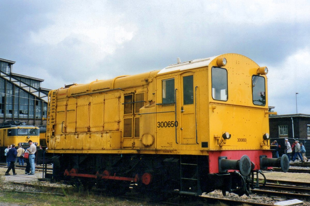 On 2 July 2004 Strukton 300650 was part of an exhibition at Roosendaal-Goederen.