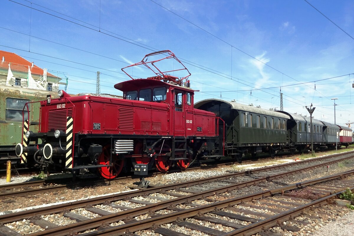 On 2 June 2019 E 63 02 stands at Nördlingen, reflecting old times, when shunting electrics like E 63 were active at the sidings of many railway stations in Bavaria.