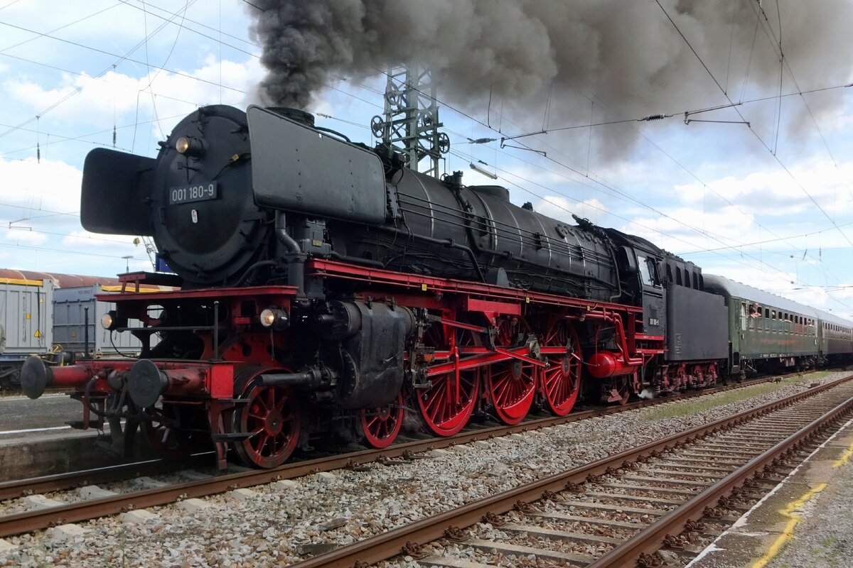 On 2 June 2019 extra train with blazing 001 180 departs from Nördlingen to Gunzenhausen.