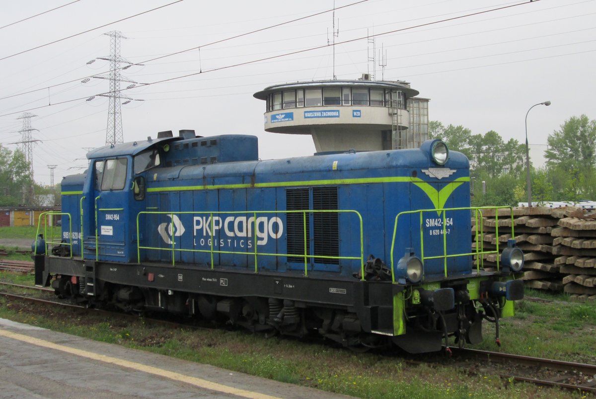 ON 2 May 2016 SM42-954 idles at Warszawa-Zachodnia.