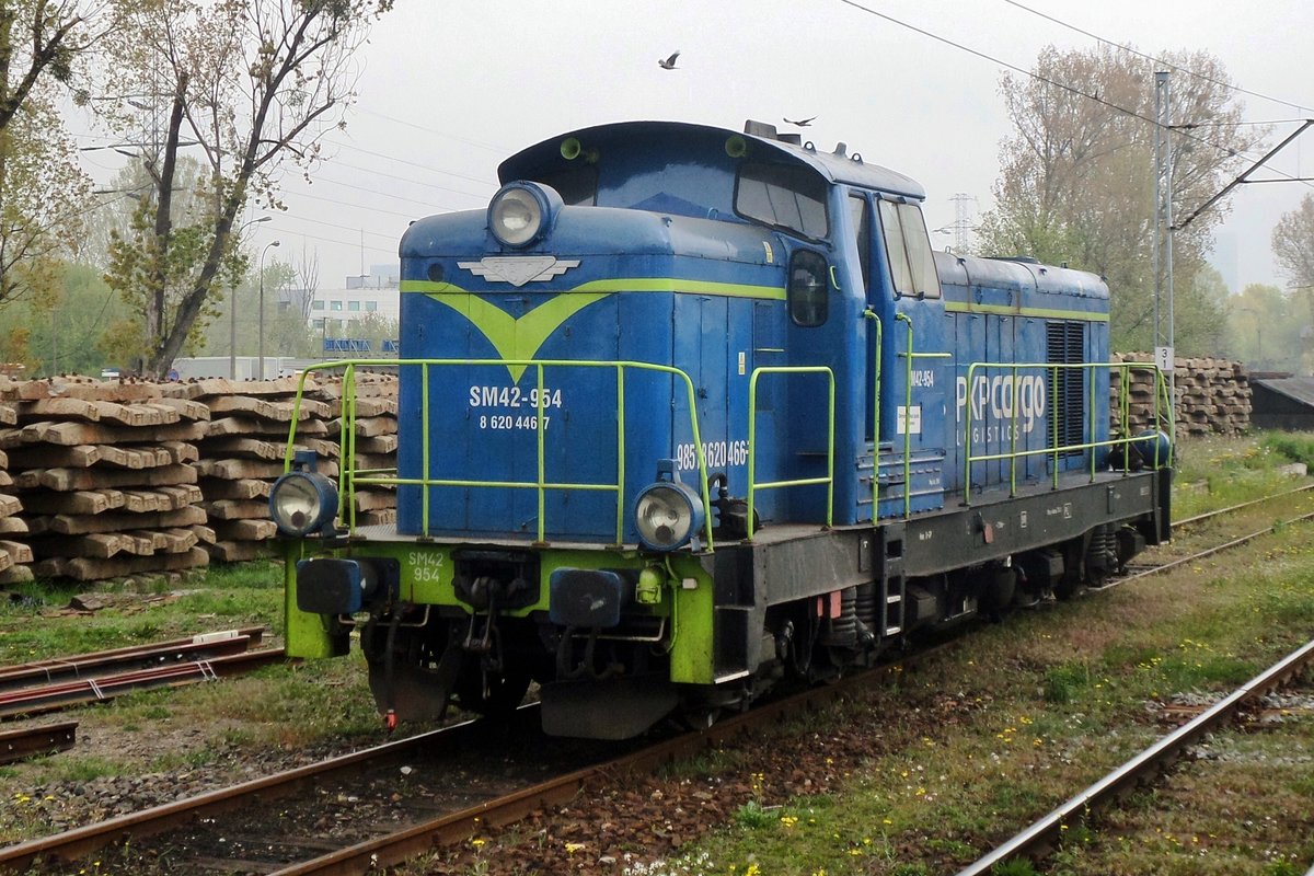 On 2 May 2016 SM42-954 takes a break at Warszawa Zachodnia.