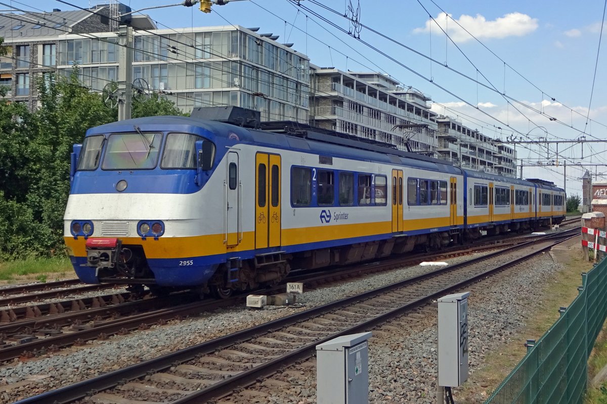 On 2 May 2018 NS 2955 enters Nijmegen.