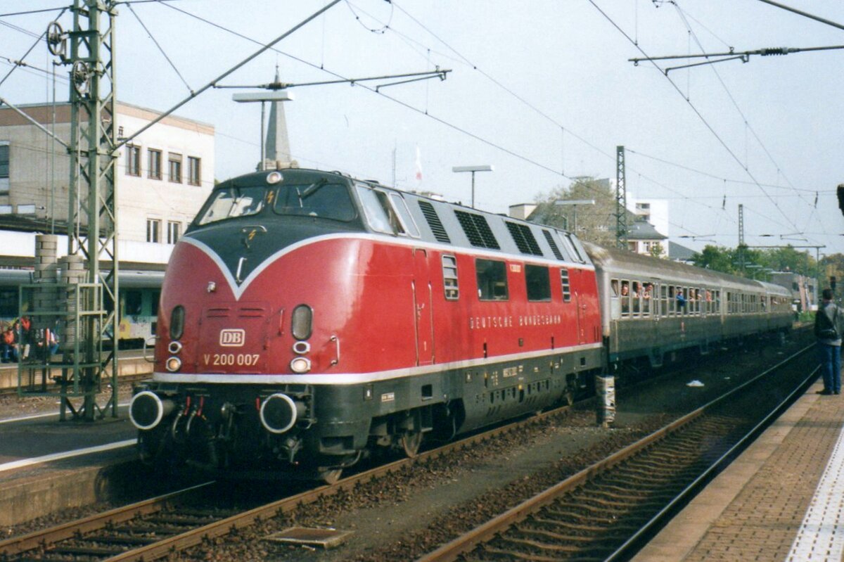On 2 October 2002 V 200 007 hauls a set of Silberlinge out of the station of Limburg (Lahn) during a steam fest in the area of Limburg.