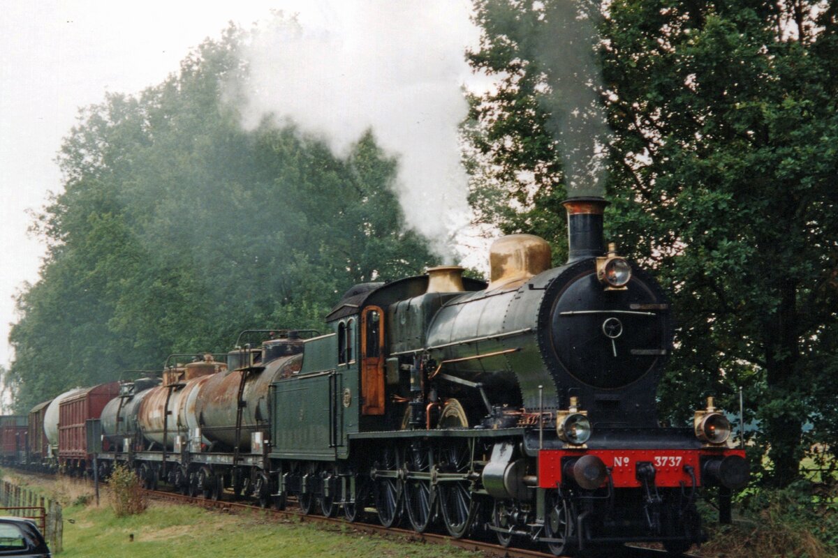 On 2 September 2001 NS 3737 hauls a photo freight from Eerbeek into Loenen during the Terug naar Toen train bonanza. Sadly, the NSM 3737 is no longer operatoional and there are no plan to restore her into operational condition.