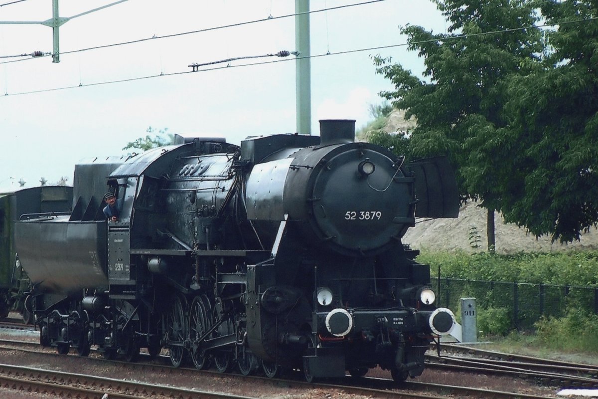 On 2 September 2007 VSM 52 3879 runs round at Dieren.