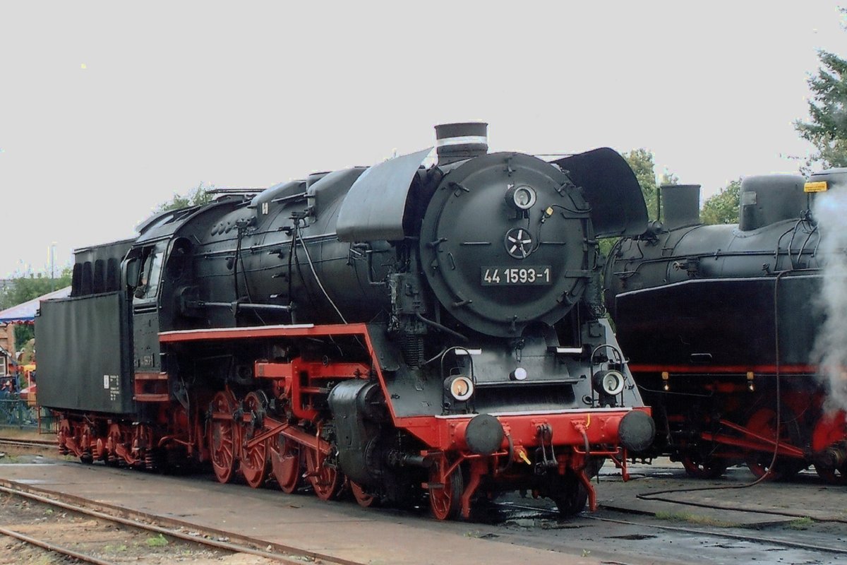 On 2 September 2012 VSM 44 1593 stands in Beekbergen.