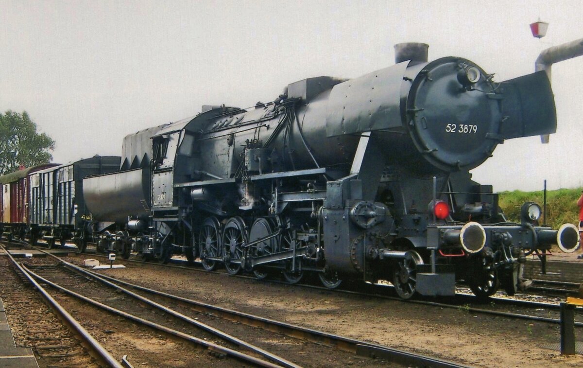 On 2 September 2012, VSM's 52 3879 banks a photo freight out of Beekbergen.