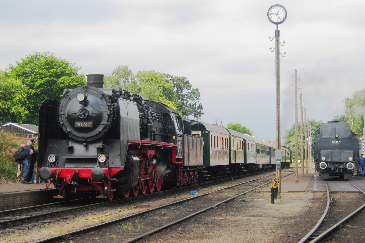 On 2 September 2012 VSM's 50 307 stands at Beekbergen with a steam shuttle to Loenen. THis loco used to be 50 307 from 1941 until being rebuild in the GDR as 50 3564 (ReKo). Under that guise, she came to the VSM in 1992 and remained a ReKo engine untill 2012, when she was brought back to her original condition including large smoke deflecting shields (Gross-Ohr) and renumbered 50 307.