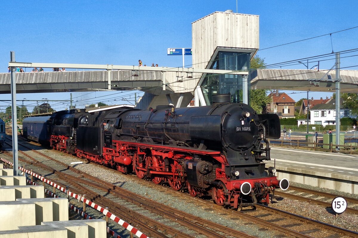 On 2 September 2018 SSN 01 1075 stands at Dieren for the back leap toward Rotterdam-Noord Goederen.