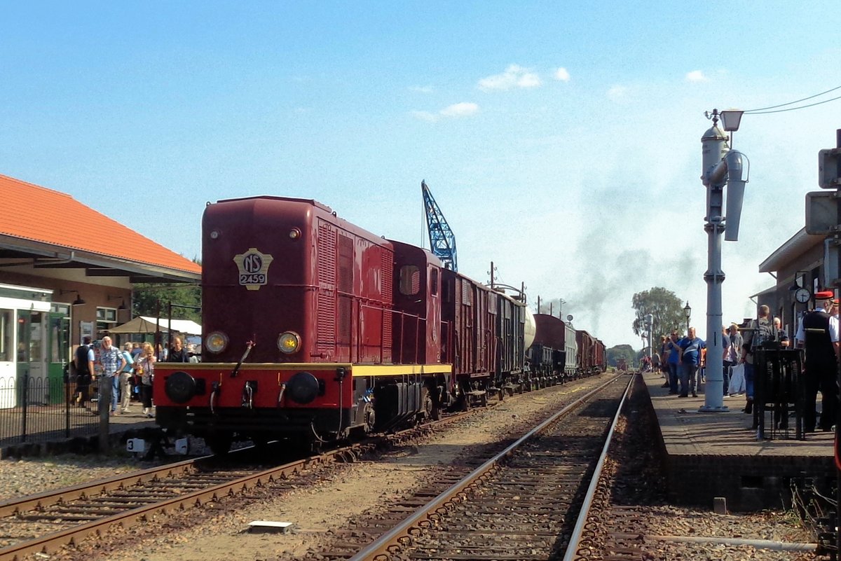 On 2 September 2018 VSM 2459 stands with a photo freight in Beekbergen.