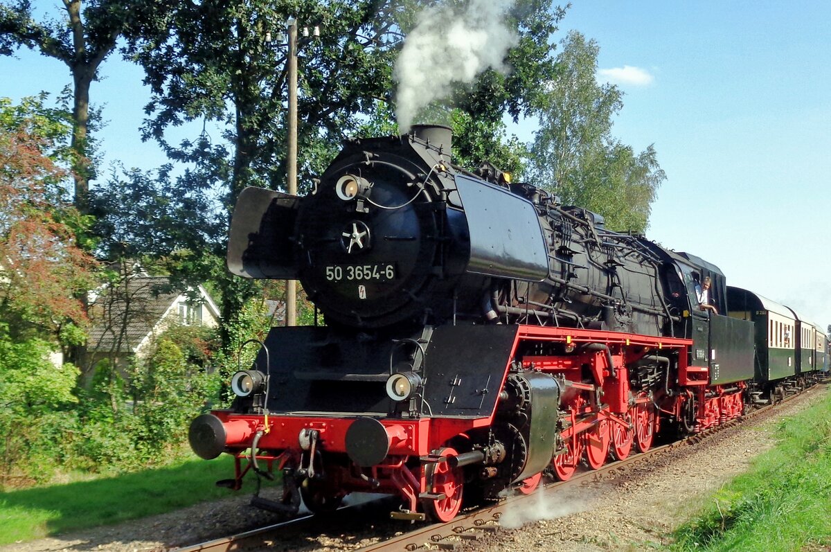 On 2 september 2018 VSM 50 3654 hauls a steam shuttle out of Beekbergen.