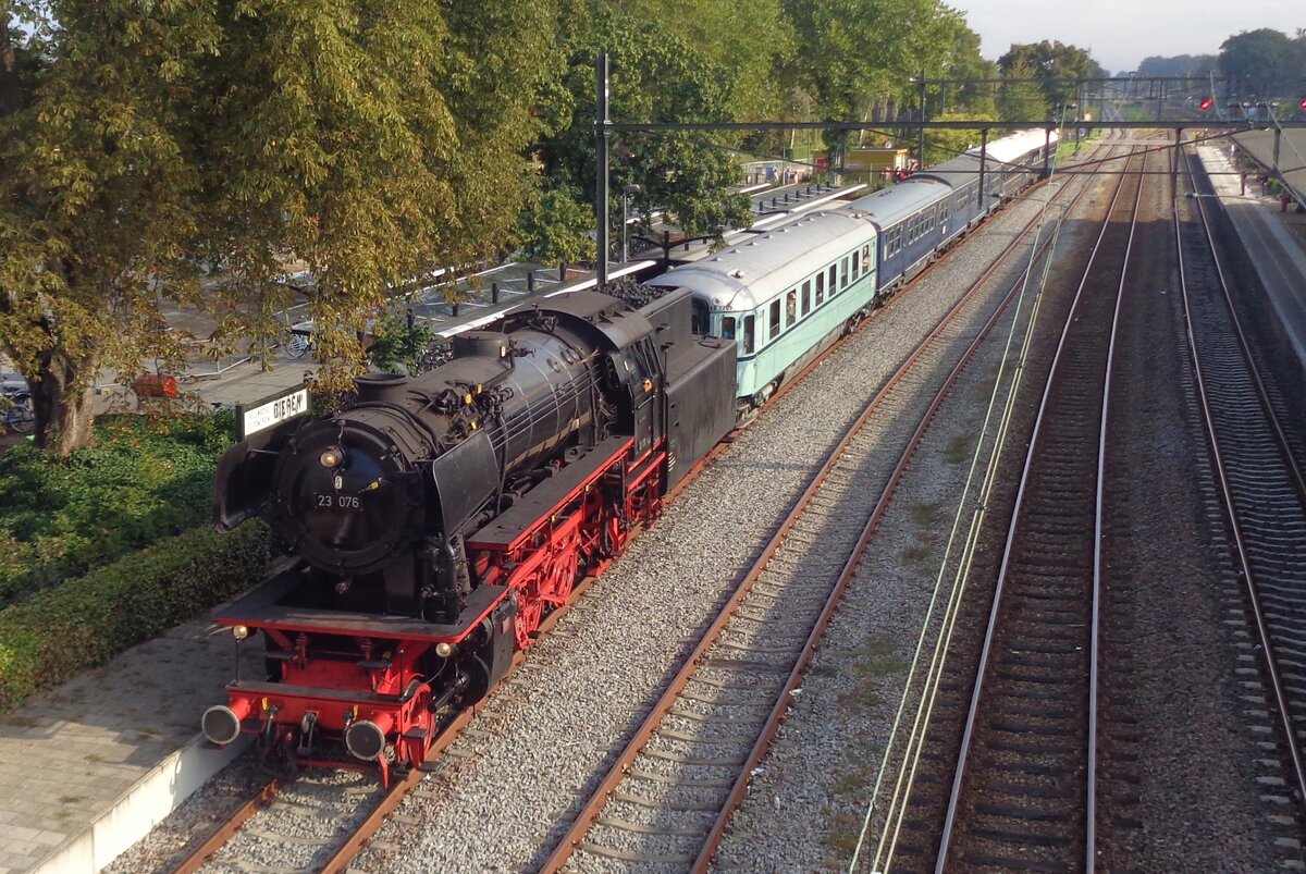 On 2 September 2018 VSM's 23 076 has arrived at Dieren with the last steam train of the day during the Terug naar Toen (Back to Yonder) festival. 