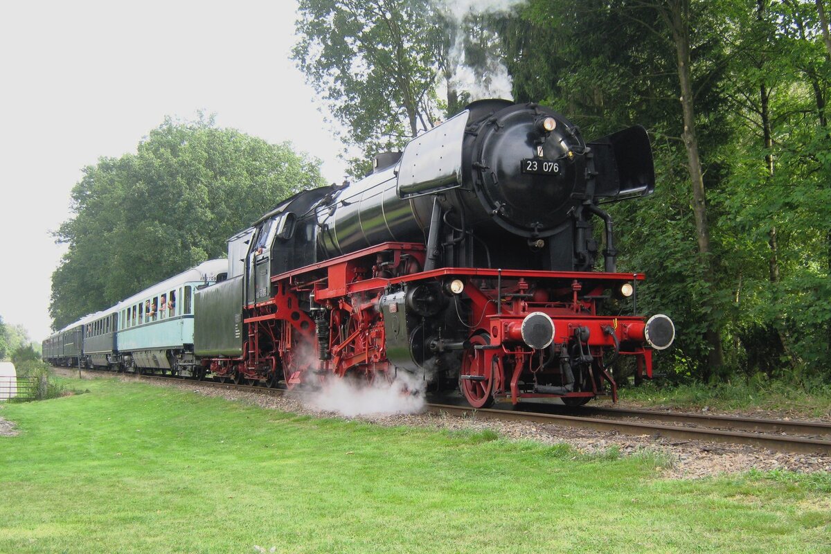 On 2 September 2018 VSM's ex-DB 23 076 hauls a set of formet NS coaches into Loenen. 