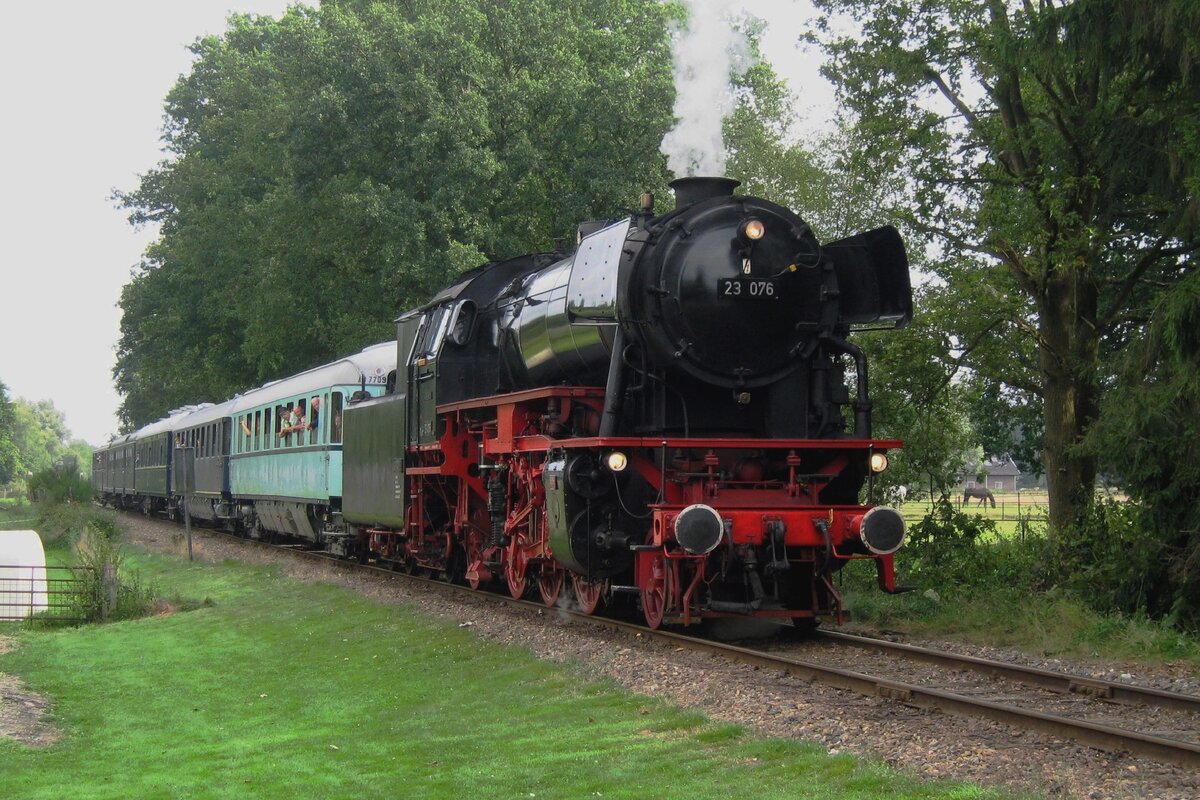 On 2 September 2018 VSM's ex-DB 23 076 hauls a set of formet NS coaches into Loenen. 