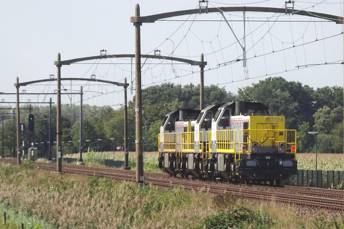 On 2 September 2022 Lineas 7724 gets hauled past Hulten.