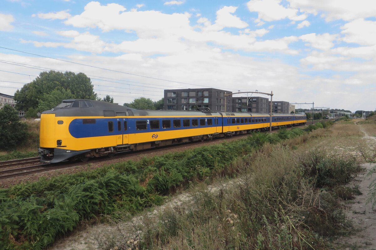 On 2 September 2022 NS 4210 passes through Tilburg-Reeshof.