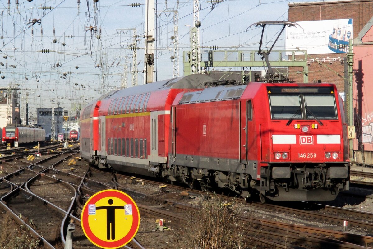 On 20 January 2017 DB Regio 146 259 pushes an RE out of Köln Hbf.