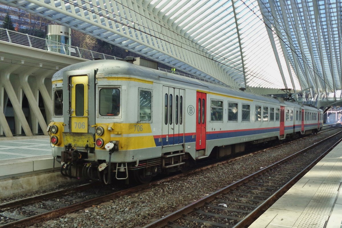 On 20 January 2017, SNCB 706 stands in Liége-Guillemins.