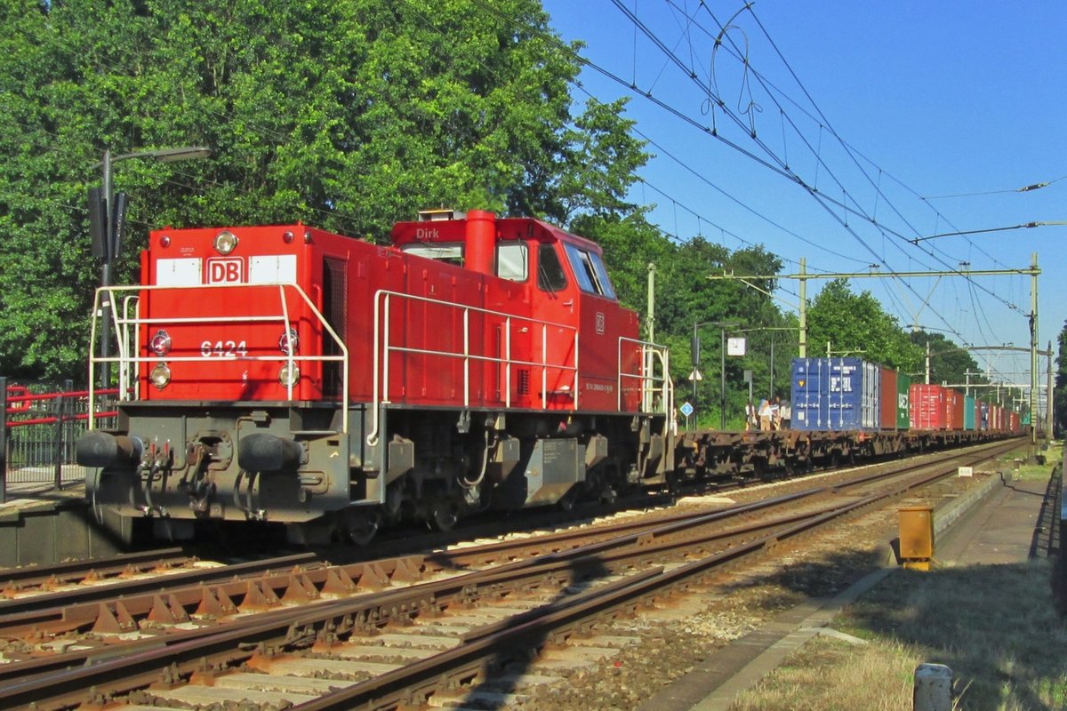 On 20 July 2016 the Acht Container shuttle with 6424 speeds through Tilburg Universiteit.
