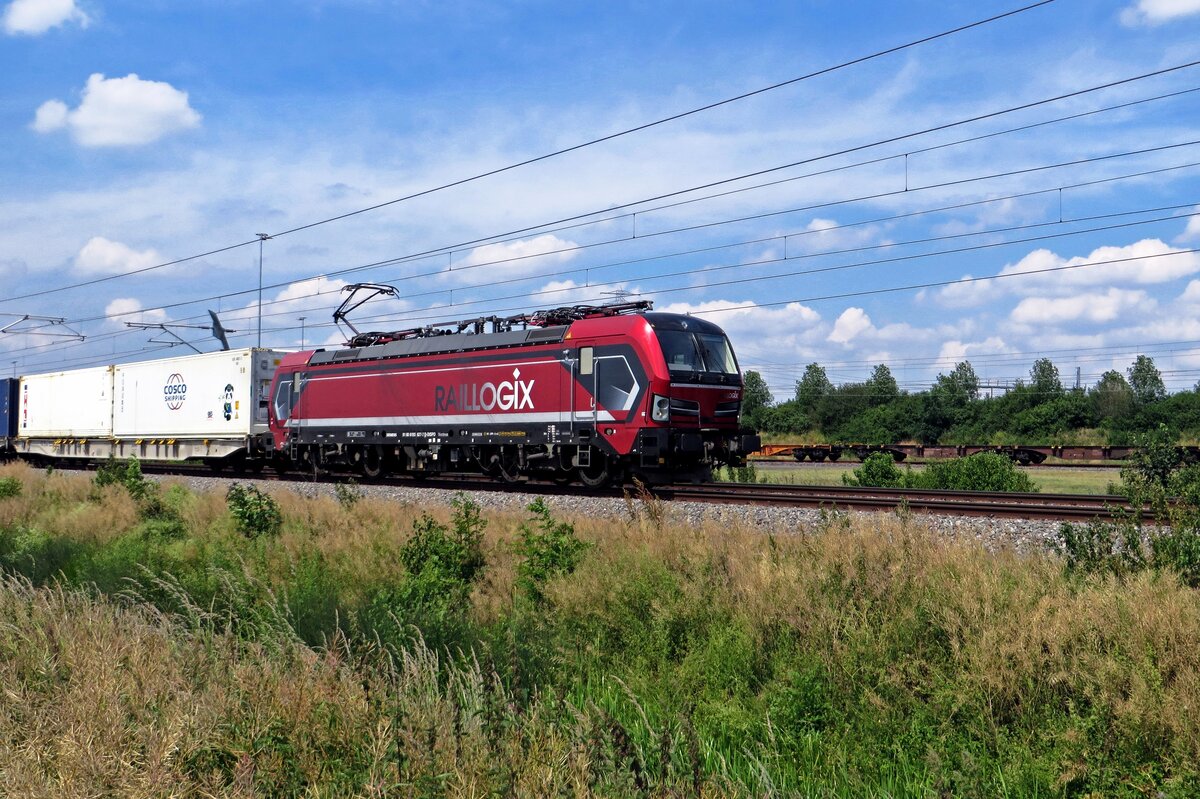 On 20 June 2020 RFO 193 627 speeds through Valburg hauling a container train -just before the transfer to the Czech Republic.