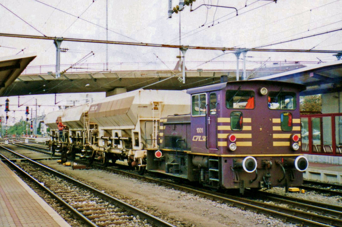 On 20 May 2004, CFL 1001 shunts two railway works wagons at Bettembourg.