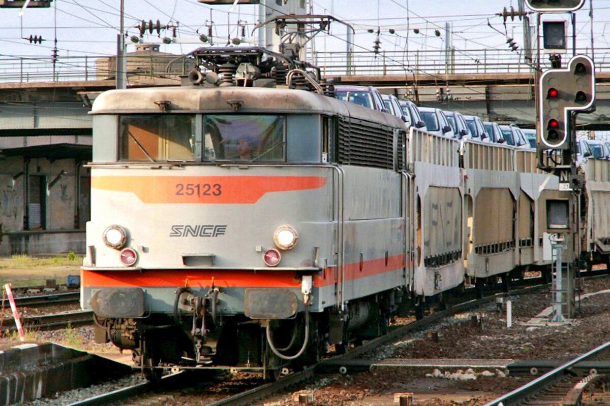 On 20 May 2004 SNCF 25123  hauls a train of automotives through Thionville.