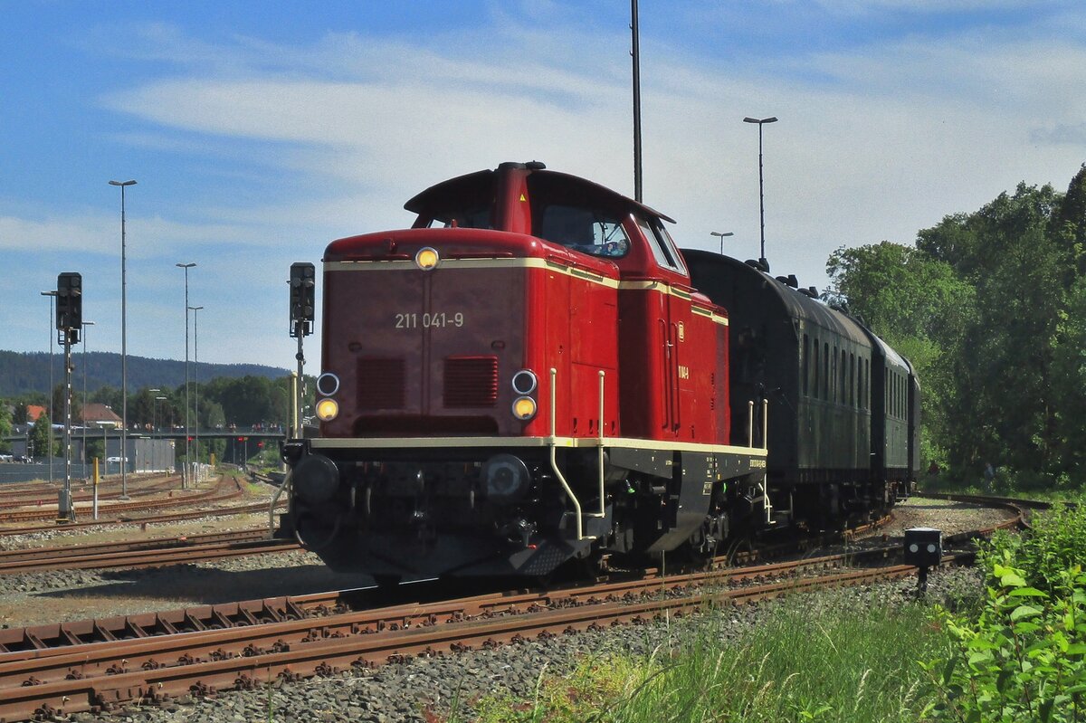 On 20 May 2018 ex-DB 211 041 hauls a museum train out of Neuenmarkt-Wirsberg on an excursion to the beer brewery of Kulmbach.