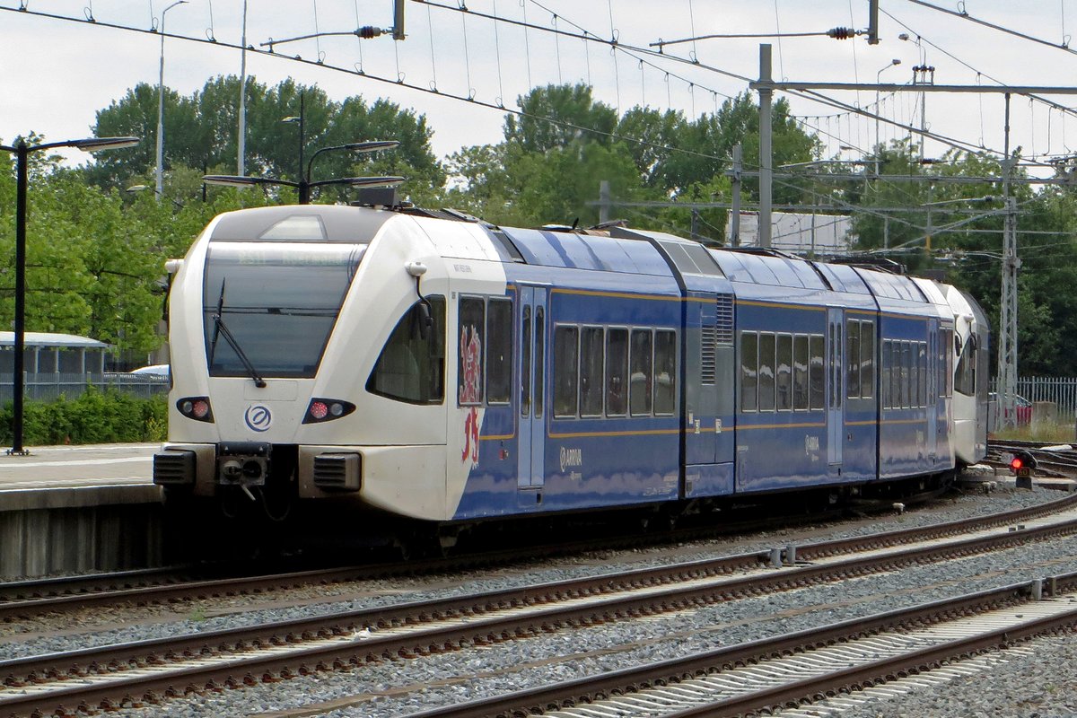 On 20 May 2020 Arriva Limburg 386 quits Nijmegen station.