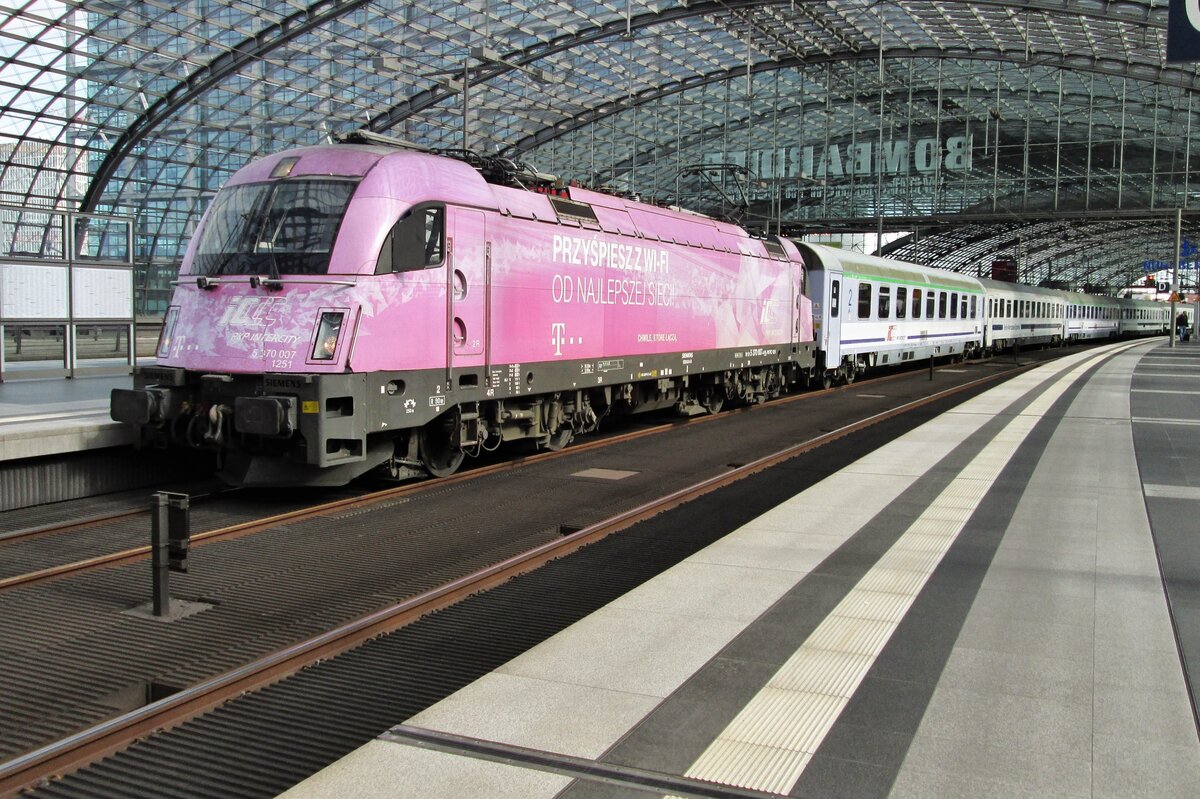 On 20 September 2016 PKPIC 370 007 still carries out a study in pink after having arrived at Berlin Hbf to form an EC to Poznan and Warsaw.