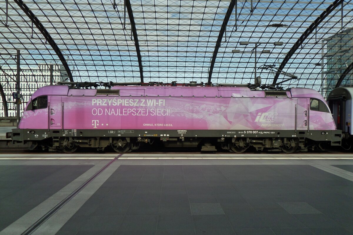 On 20 September 2016 PKPIC 370 007 still carries out a study in pink after having arrived at Berlin Hbf to form an EC to Poznan and Warsaw.