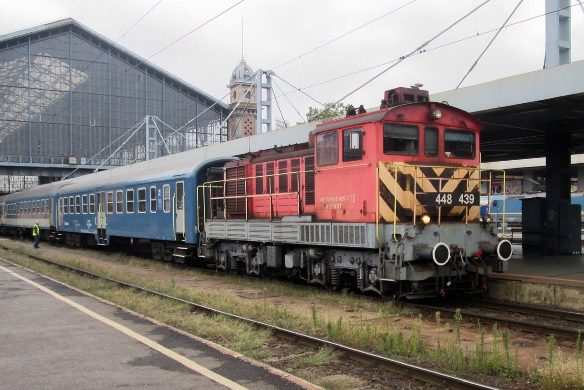 On 20 September 2017 MAV 448 439 shunts at Budapest-Nyugati.
