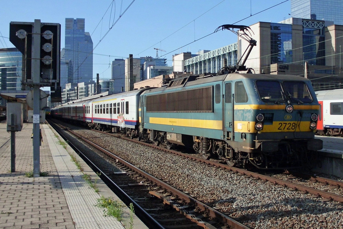 On 20 September 2019 NMBS 2728 calls at Brussel Noord.