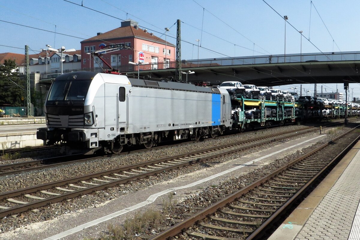 On 20 September 2020 RailPool 193 999 hauls a train with automotives into Regensburg Hbf.