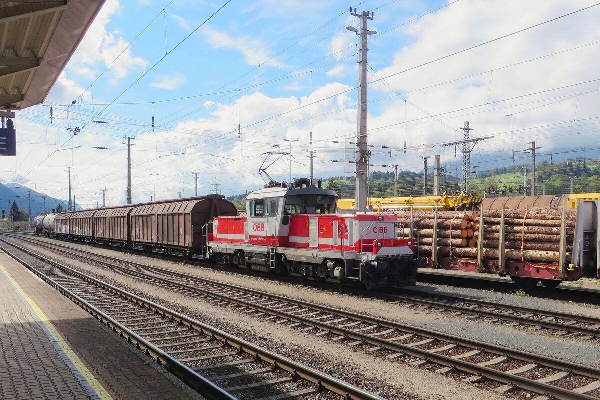 On 20 September 2021 ÖBB 1163 013 shunts at WÖrgl Hbf.