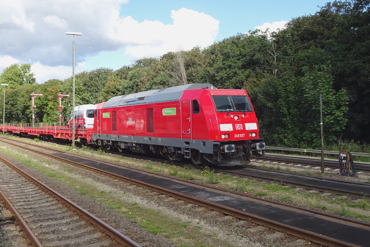 On 20 September 2022 DB 245 027 hauls one of many Sylt automotive shuttle trains into Niebüll. Siince Westerland on the island of Sylt can only be reahced by railway over the Hindenburg causeway, each car or van must take the train, resulting sometimes in disruptions because the causeway is single track and with many car shuttles, incoming and outbound passenger trains find themselves waiting for a passage. 