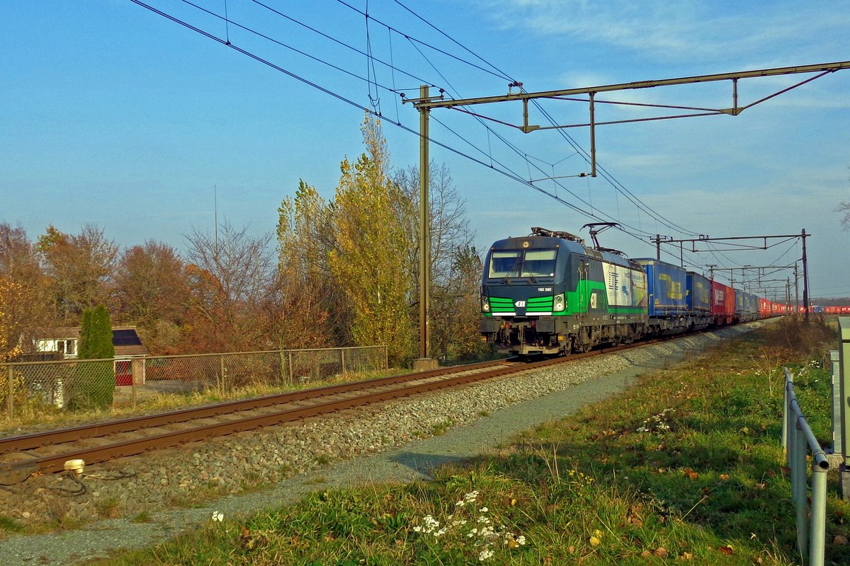 On 21 January 2018 LTE 193 262 is about to cross the river Maas near Ravenstein.